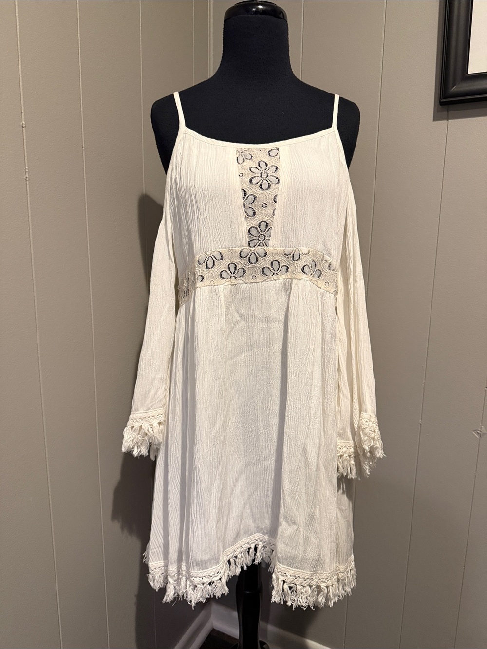 E Kiss the Sky Women’s Medium Cream Embroidered Long Sleeve Boho Dress